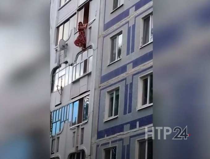 Соцсети: в Нижнекамске женщина повисла на фасаде дома на глазах у прохожих
