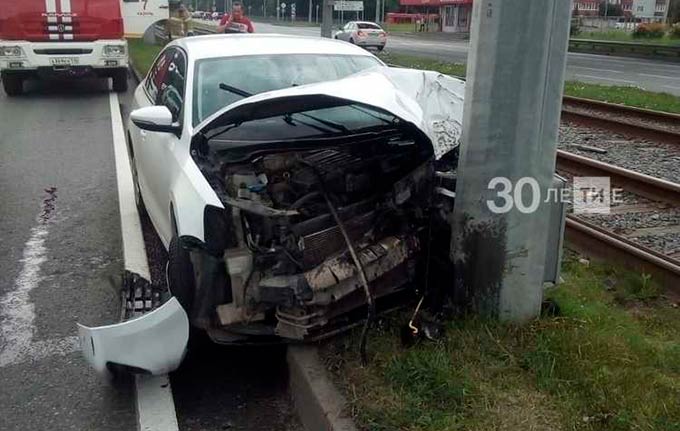 В Татарстане машина врезалась в столб, пассажирка в больнице