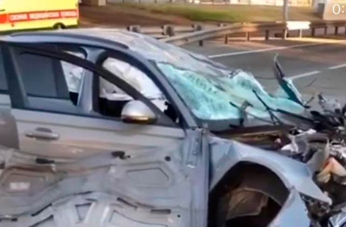 В Татарстане водитель на «Ауди» снёс забор и врезался в микроавтобус
