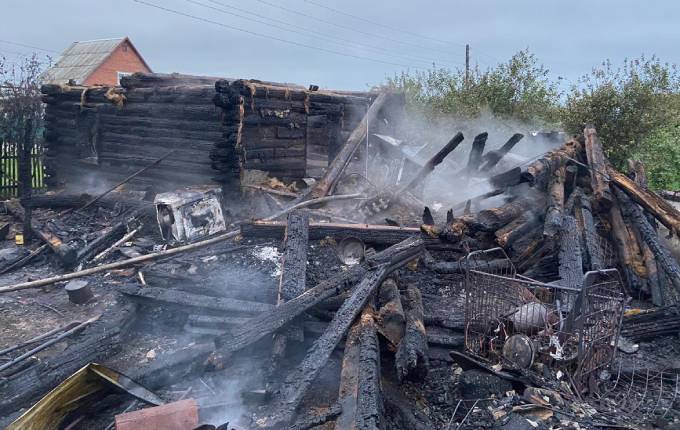 Огонь уничтожил частный дом и сарай в Нижнекамском районе: никто не пострадал