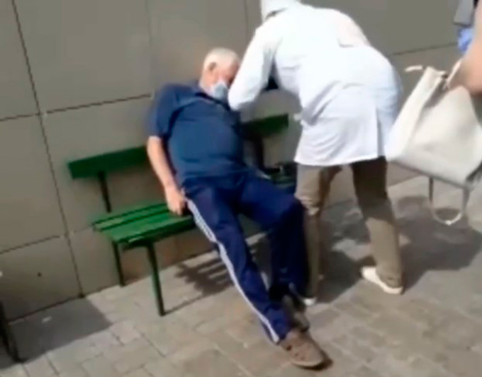 В Татарстане пожилой мужчина упал в обморок в очереди в поликлинике