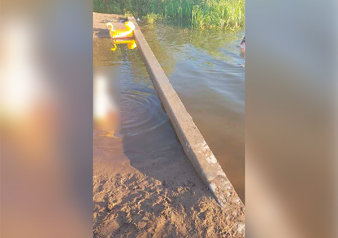 Нижнекамцы пожаловались на столб в озере, который мешает им купаться