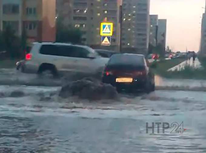 На улице Корабельной в Нижнекамске после ливня вновь забил «фонтан»