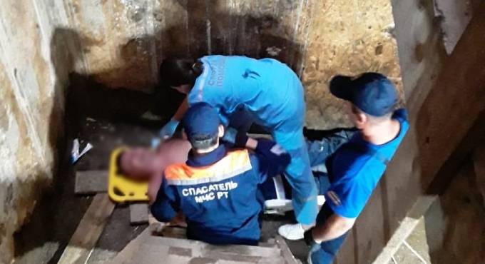 В Татарстане спасатели подняли мужчину из подвала на носилках