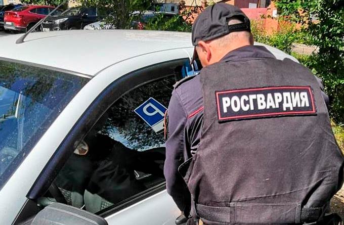 В Татарстане женщина случайно закрыла в машине 3-летнюю девочку на жаре
