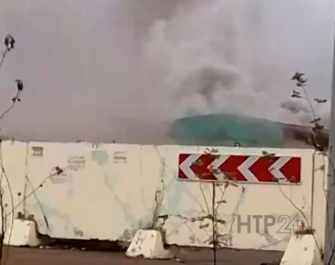 В Нижнекамске сгорел строительный вагончик