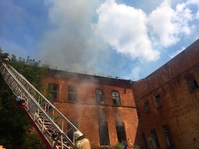 На пожаре в историческом здании в центре Казани чуть не сгорели две бездомные женщины
