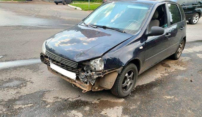 В Нижнекамске 22-летняя девушка на «Ладе» проехала на «красный» и врезалась в авто