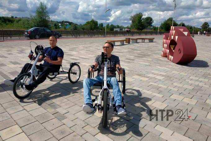 Спортсмены-колясочники из Челнов приехали в Нижнекамск, чтобы покататься на хэндбайках