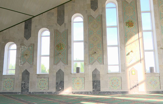 Стены городской мечети Нижнекамска украсили новым орнаментом