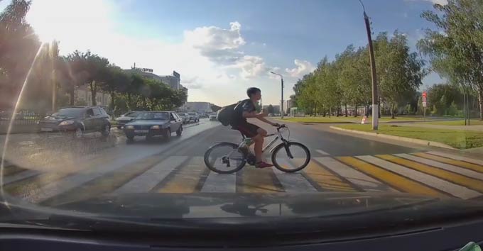 «Если узнали своего, можете гордиться!»: в Нижнекамске велосипедист показал неприличный жест автомобилисту