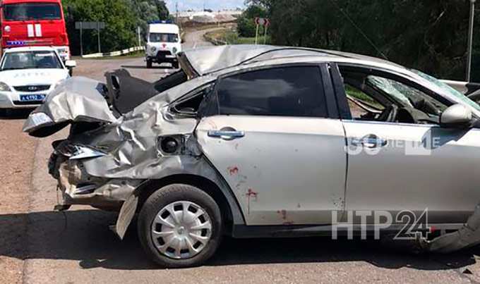 На трассе в Татарстане из-за лопнувшего колеса перевернулась машина