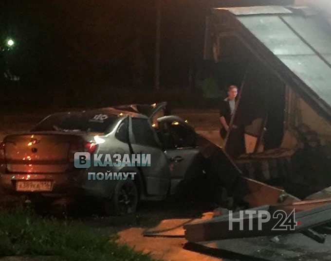 В Татарстане водитель, снеся часть остановки, врезался в дом