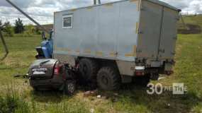 Иномарка «залетела» под встречный грузовик на трассе в Татарстане