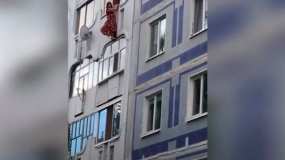 Соцсети: в Нижнекамске женщина повисла на фасаде дома на глазах у прохожих