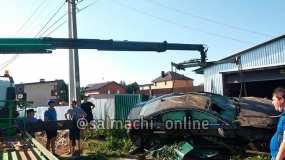 В Татарстане машина на скорости вылетела с дороги и врезалась в гараж