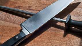В Татарстане двое подростков пырнули ножом прохожего мужчину