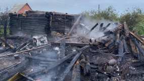 Огонь уничтожил частный дом и сарай в Нижнекамском районе: никто не пострадал