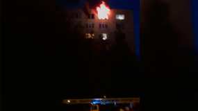 Россиянин сорвался с 9 этажа, спасаясь от пожара, падение сняли на видео
