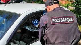 В Татарстане женщина случайно закрыла в машине 3-летнюю девочку на жаре