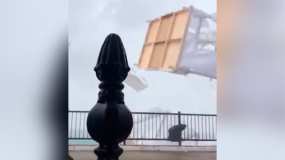 На видео сняли разрушительный смерч в Сочи, который вышел из моря на пляж
