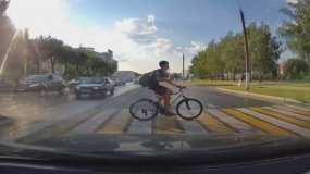 «Если узнали своего, можете гордиться!»: в Нижнекамске велосипедист показал неприличный жест автомобилисту