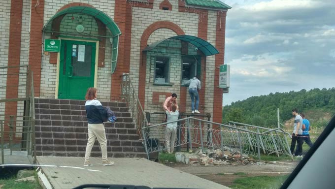Жительница Нижнекамского района опубликовала фото, как клиенты добывают деньги из банкомата