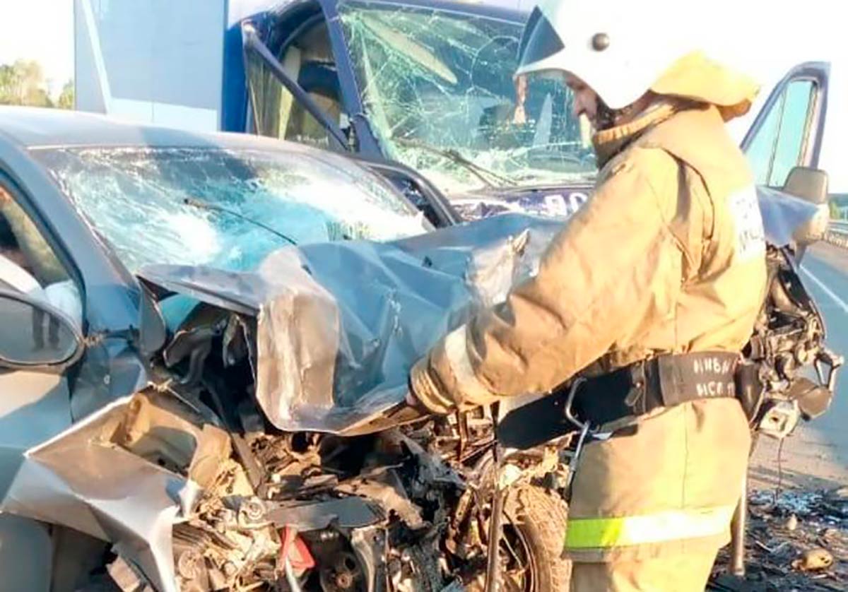Серьёзная авария с фургоном «Почты России» и легковушкой в Татарстане попала на видео