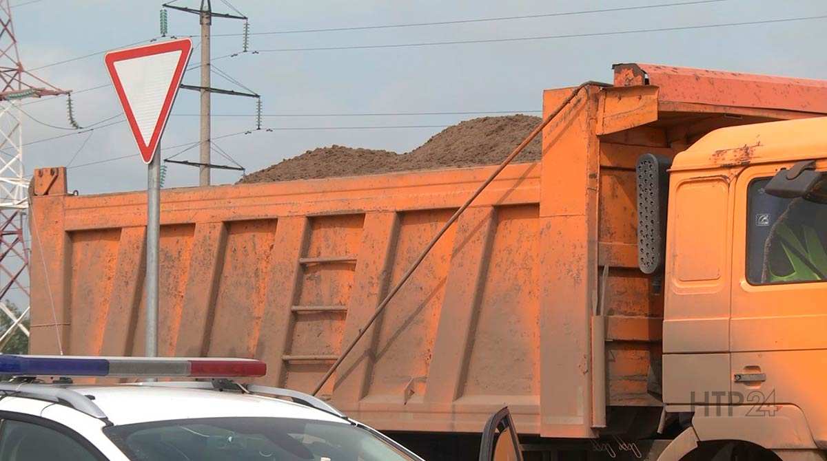 В Нижнекамске штрафуют водителей грузовиков, которые не накрывают сыпучий груз тентом
