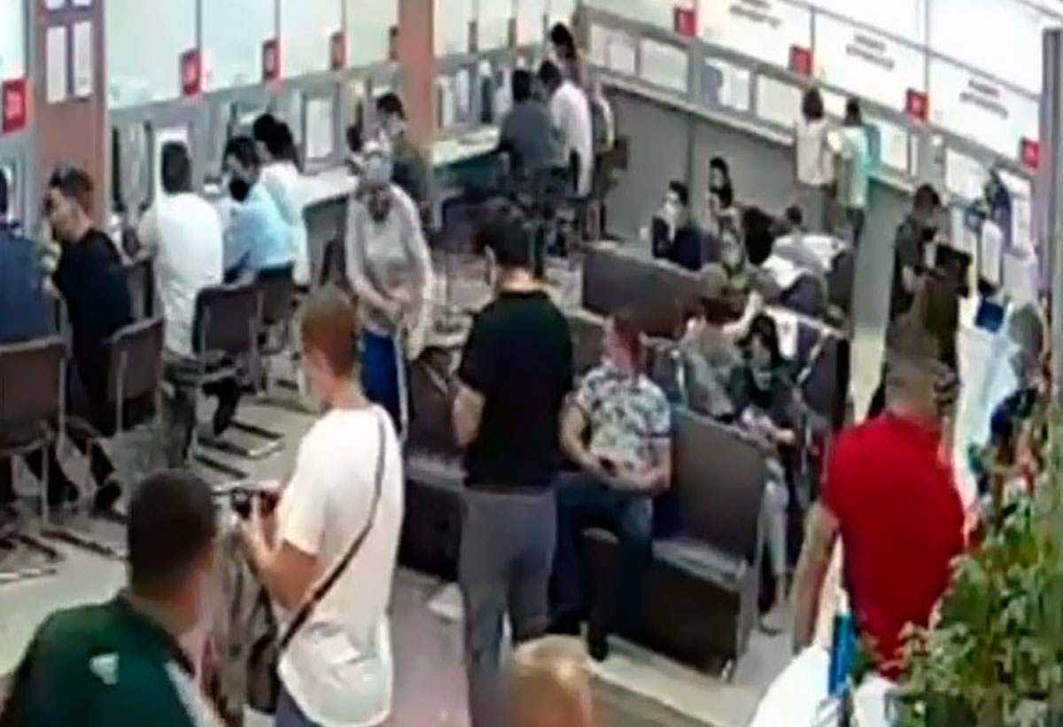 Посетительница офиса МФЦ Татарстана срывала ленту для социальной дистанции