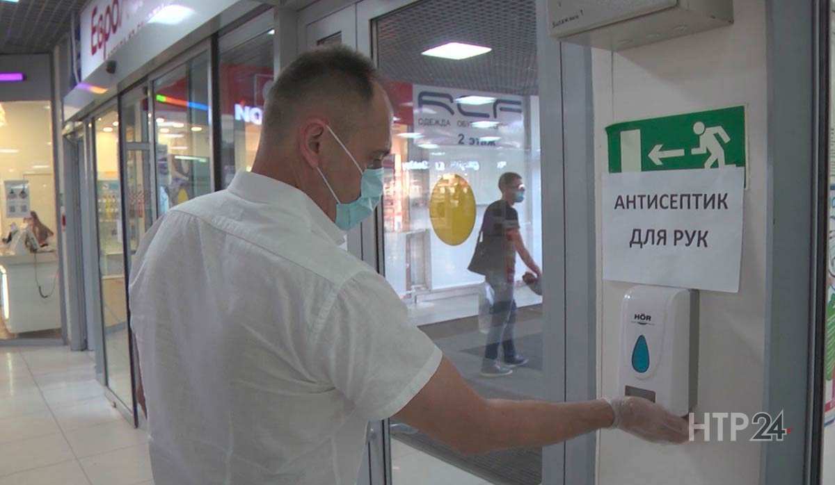 В торговых центрах Нижнекамска проверяют, носят ли покупатели и продавцы маски и перчатки