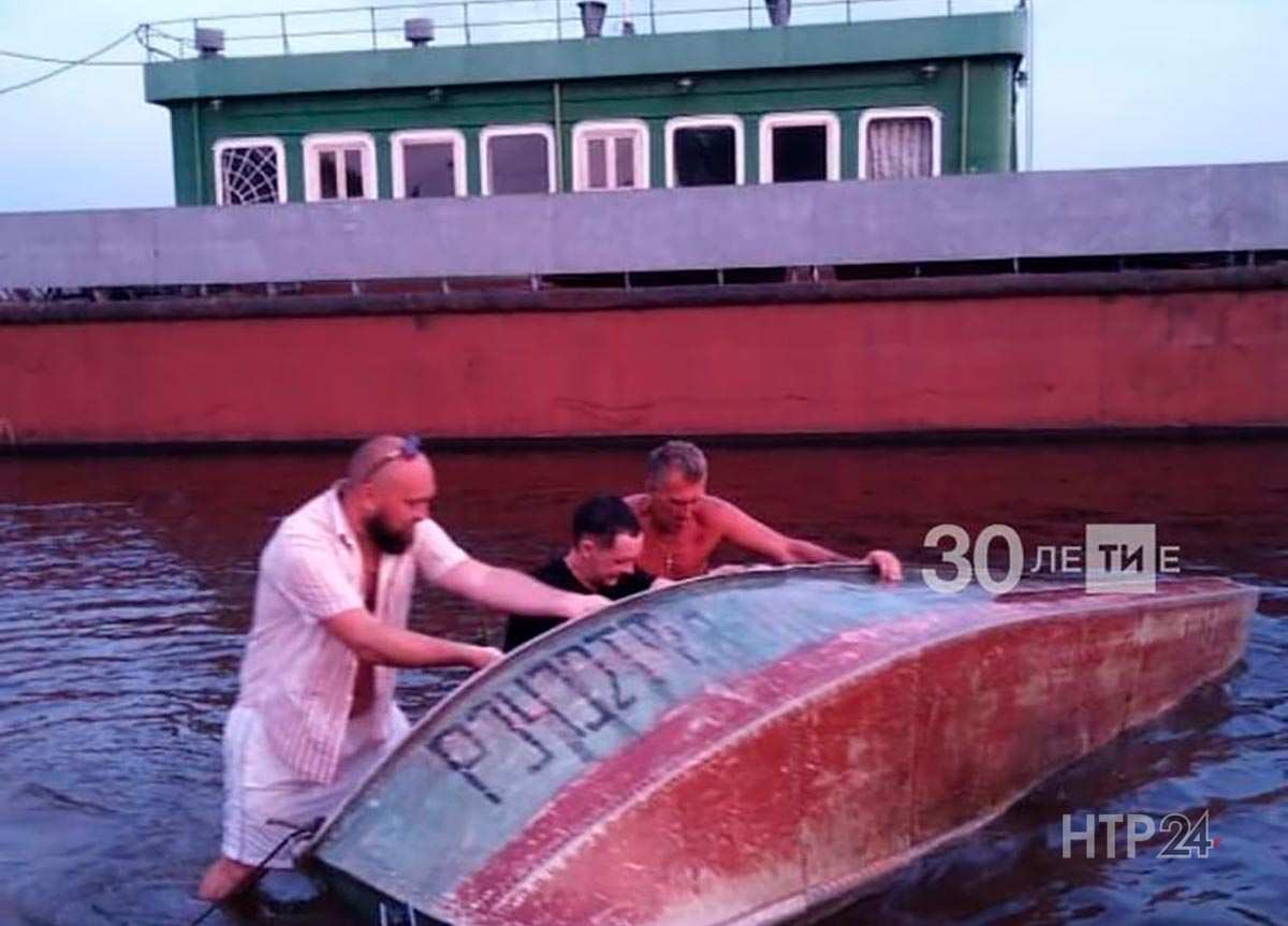 В Татарстане лодку с людьми захлестнуло волной от теплохода, она начала тонуть