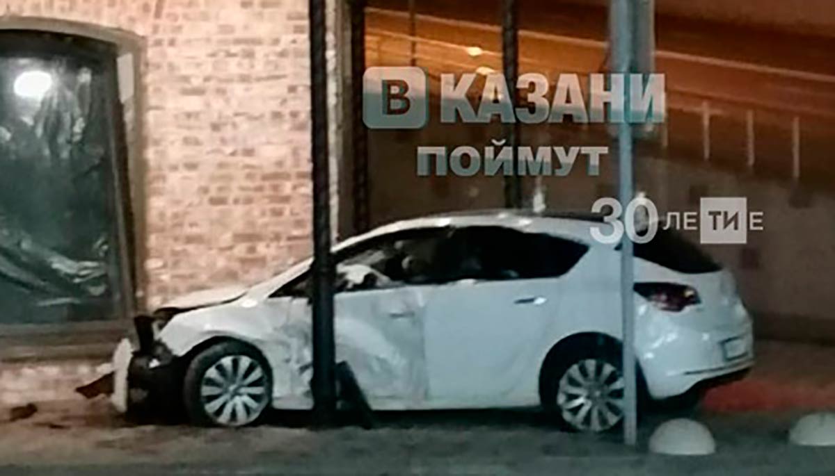 Легковушка задела столб после столкновения с внедорожником в Татарстане