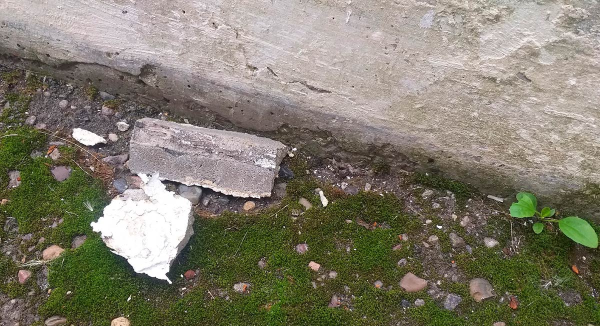 С многоэтажного дома в Нижнекамске на автомобиль упал цемент
