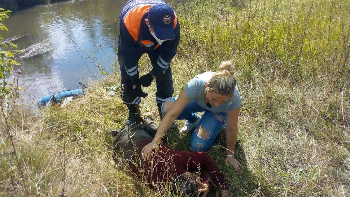 В Татарстане сорвалась с обрыва и упала в воду пожилая женщина