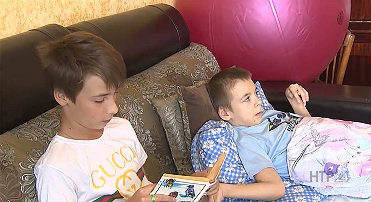13-летнему Саше Комарову нужны средства реабилитации, чтобы научиться ходить