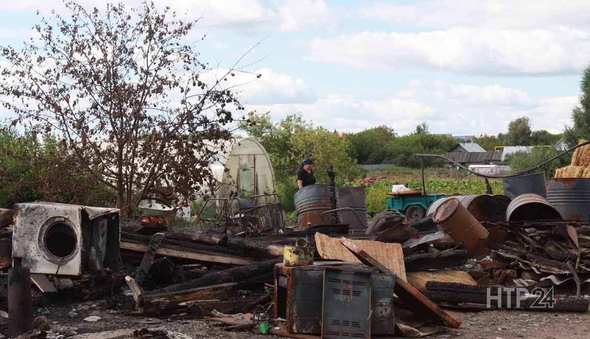 Под Нижнекамском из-за удара молнии полностью сгорел дом