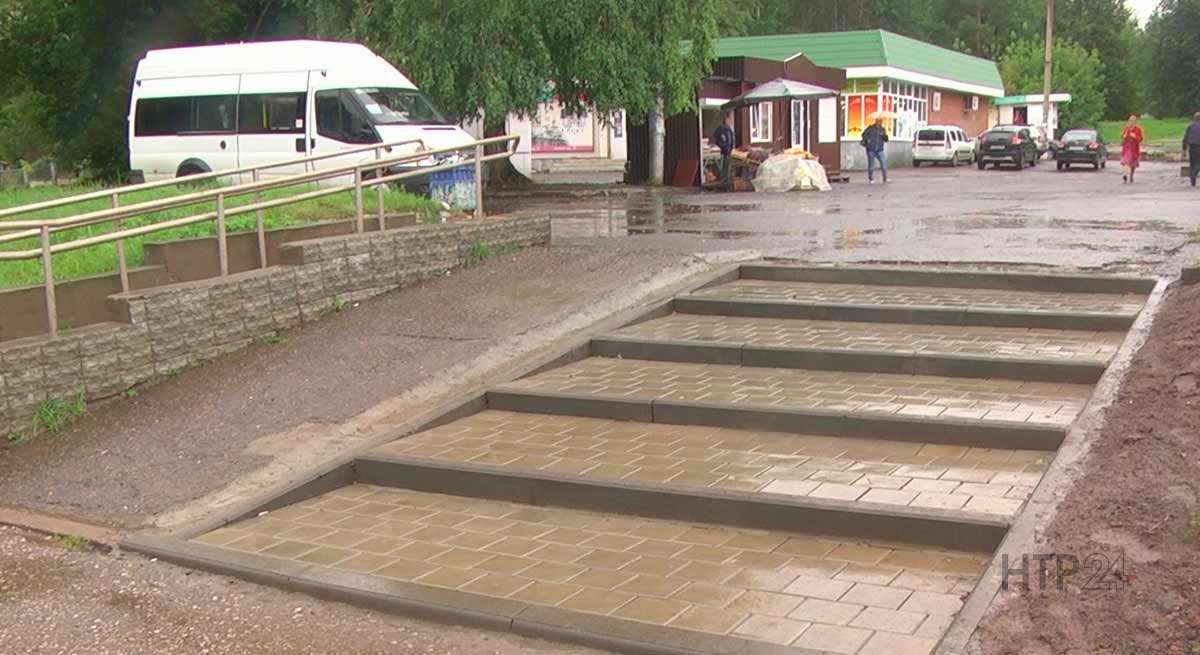 В Нижнекамске на ул.Гагарина восстанавливают разрушенные лестницы