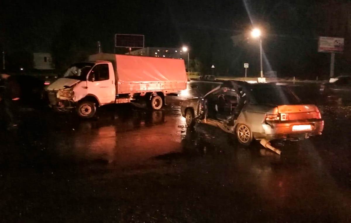 В аварии трёх машин в Нижнекамске пострадали двое молодых людей