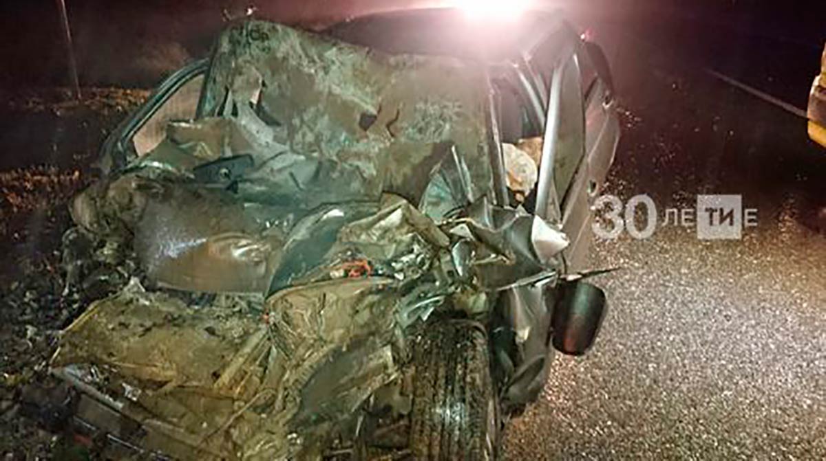 На трассе в Татарстане водитель легковушки влетел под грузовик и погиб на месте