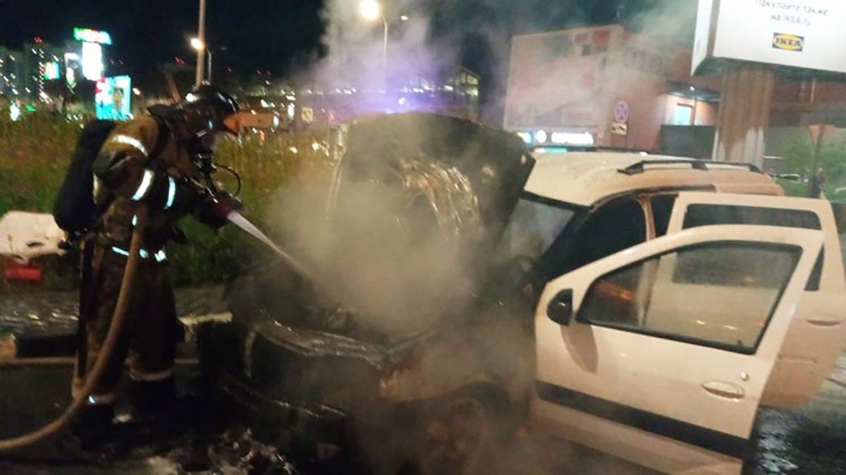 На парковке торгового центра в Татарстане загорелся автомобиль