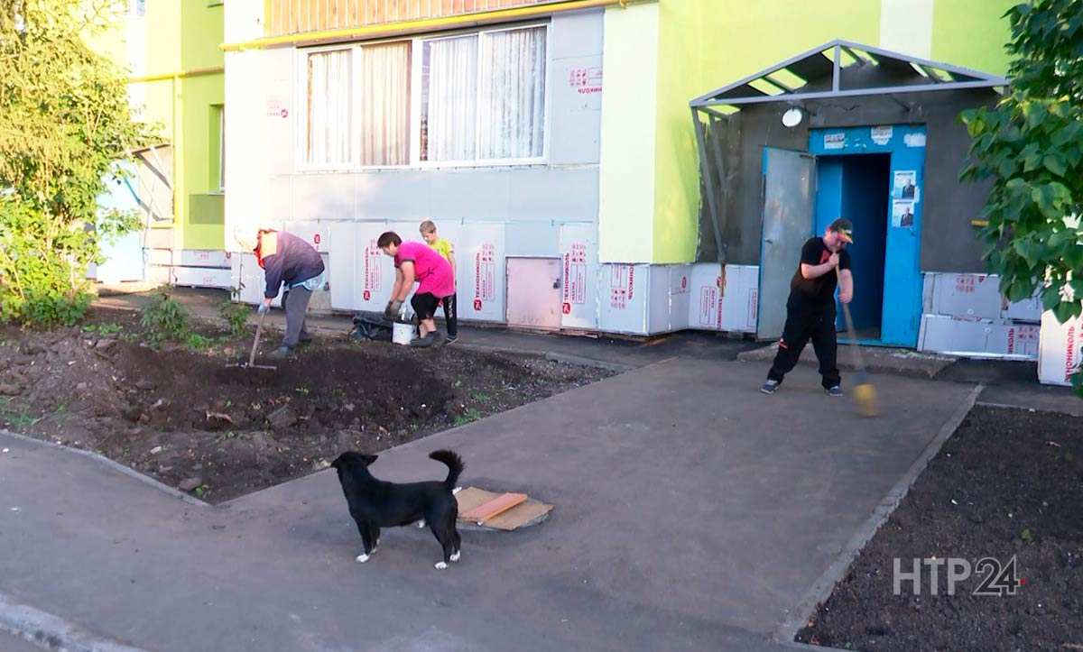Жители поселка Строителей в Нижнекамске сами убрали двор после капремонта
