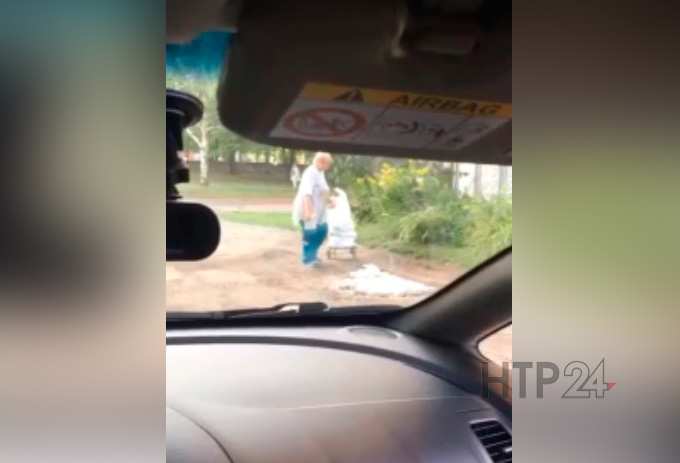 Соцсети: в Нижнекамске женщина занялась починкой дорожных ям своими силами