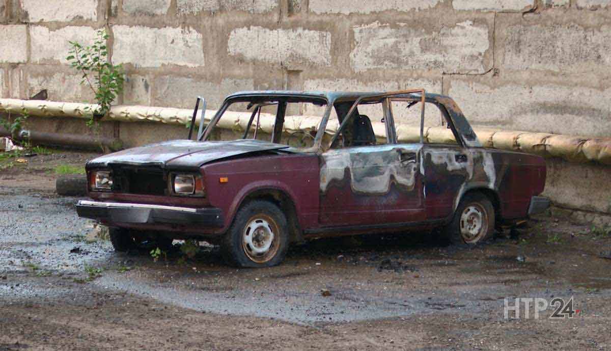 В Нижнекамске сгорела брошенная во дворе машина