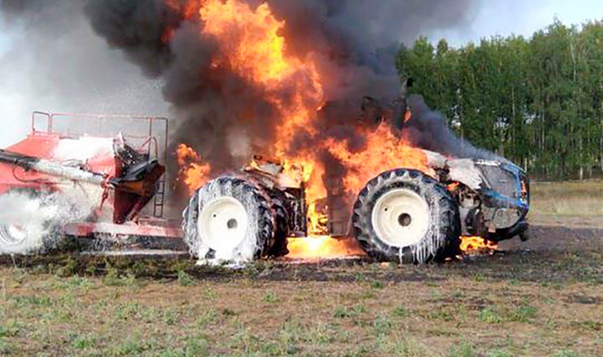 В Татарстане во время работы в поле сгорел трактор