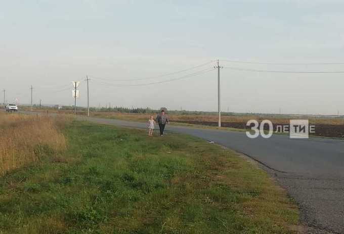 В Татарстане женщина-водитель высадила на трассе бабушку с ребёнком