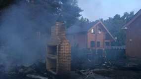 На базе отдыха под Казанью загорелись дачные домики: молодая женщина получила ожоги