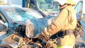 Серьёзная авария с фургоном «Почты России» и легковушкой в Татарстане попала на видео