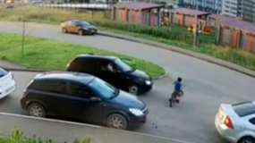 В Татарстане женщина сбила ребенка на велосипеде и скрылась, инцидент попал на видео