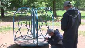 «Не соответствуют нормам»: активисты народного фронта проверяют состояние детских площадок в Нижнекамске - НТР 24